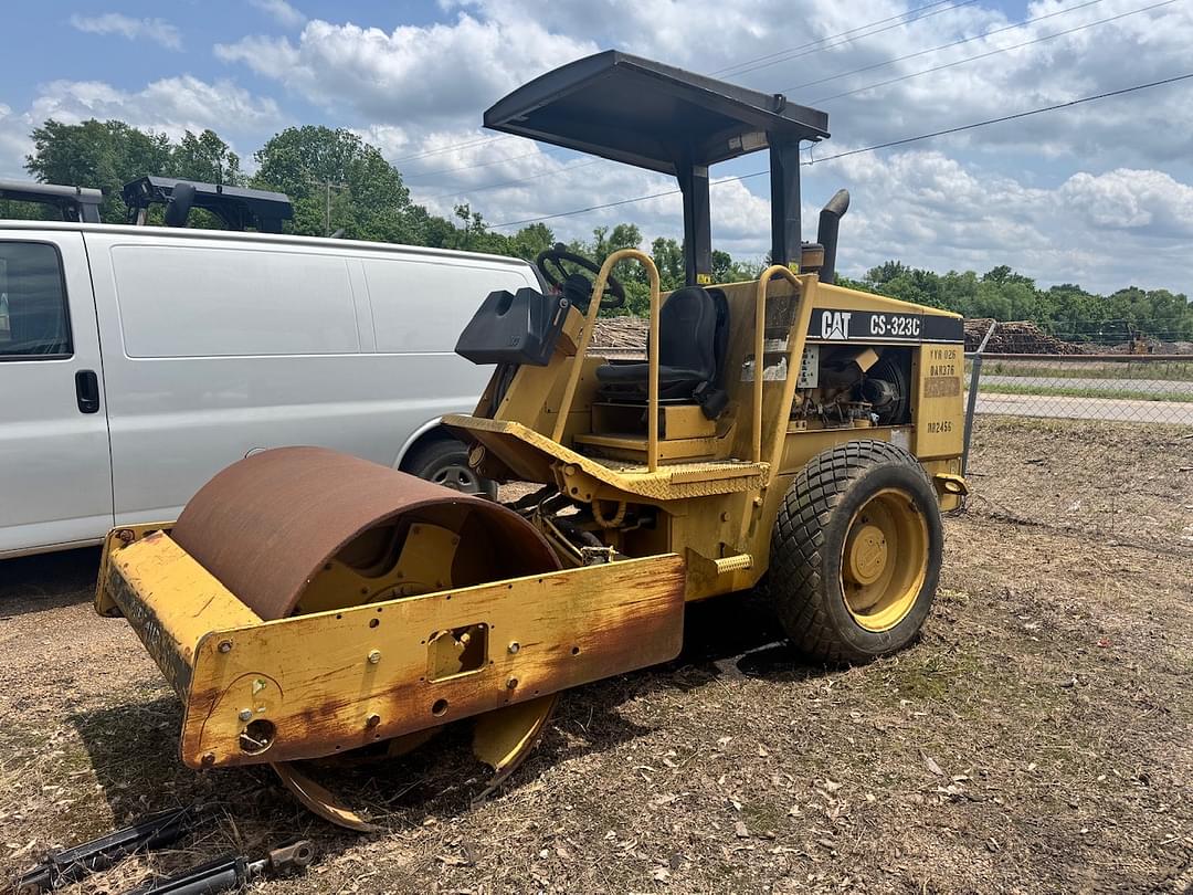 Image of Caterpillar CS-323C Image 0