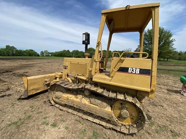 Image of Caterpillar D3B equipment image 3
