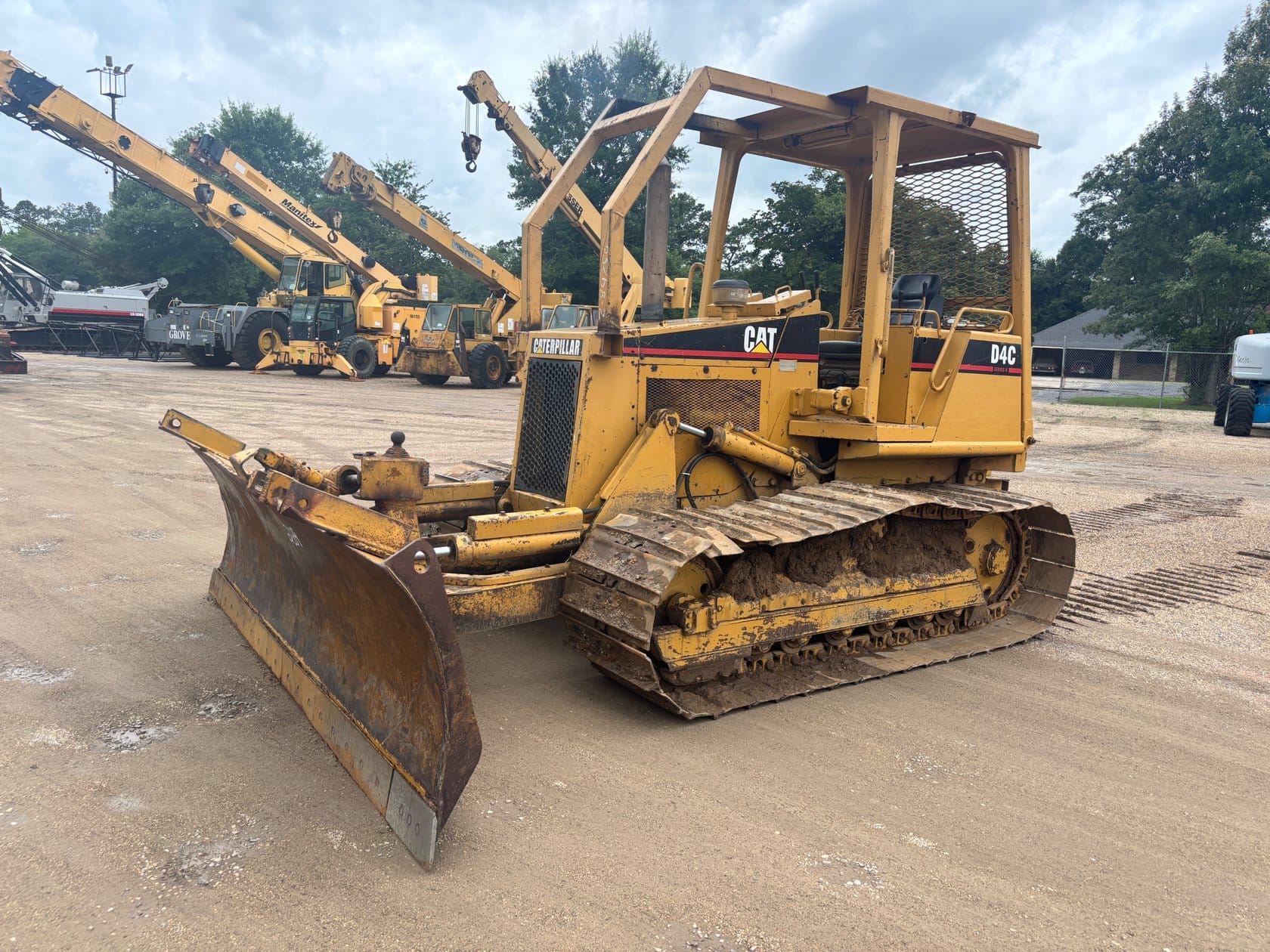 Caterpillar D4C Equipment Image0