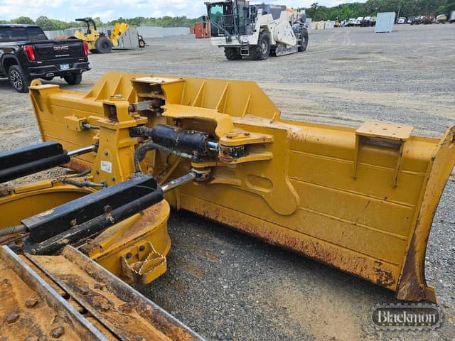 Image of Caterpillar D5 equipment image 3