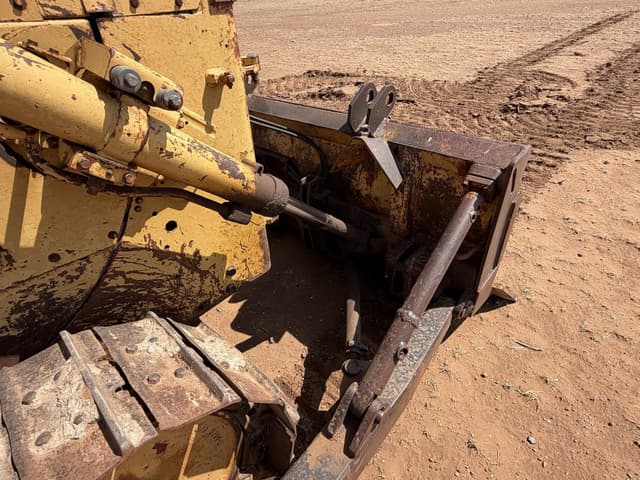 Image of Caterpillar D5B equipment image 4