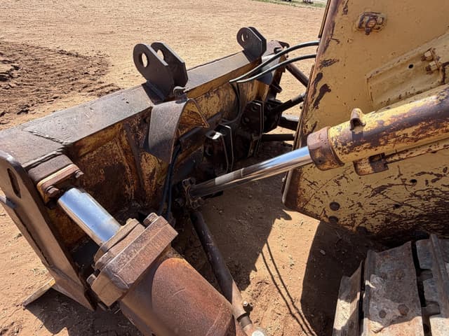 Image of Caterpillar D5B equipment image 3