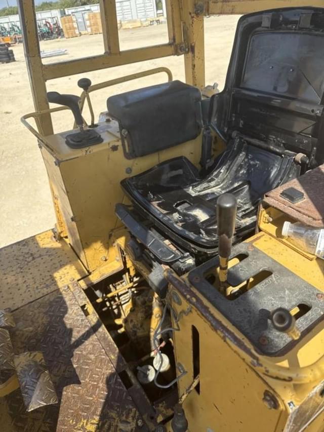 Image of Caterpillar D5C equipment image 4