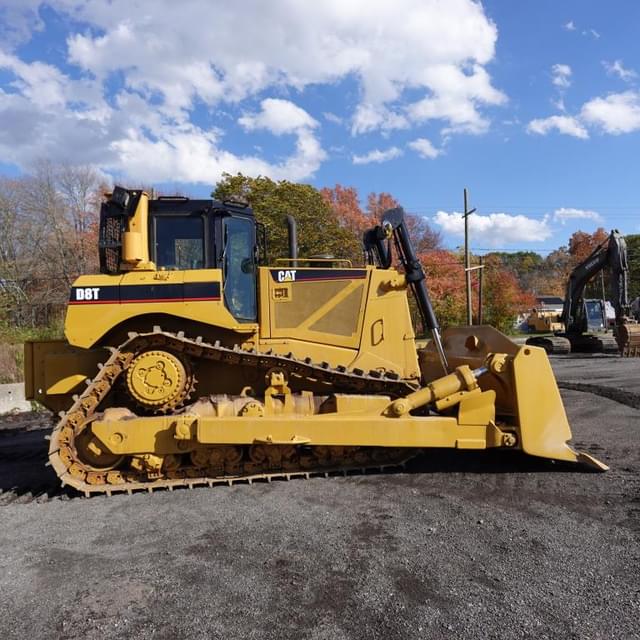 Image of Caterpillar D8T equipment image 1