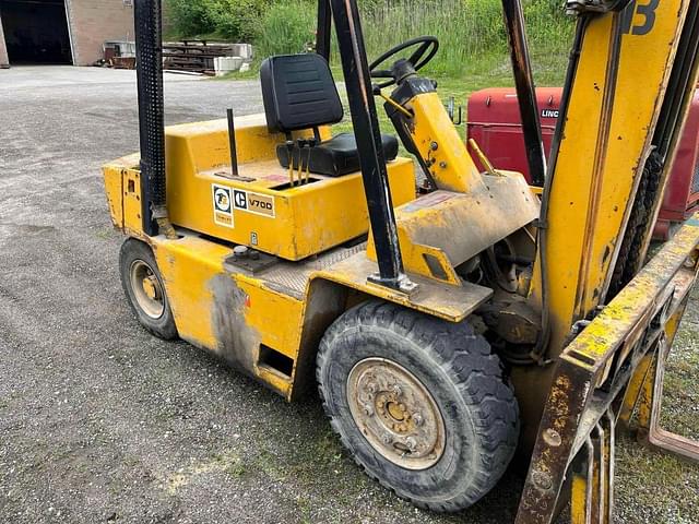 Image of Caterpillar V70D equipment image 4