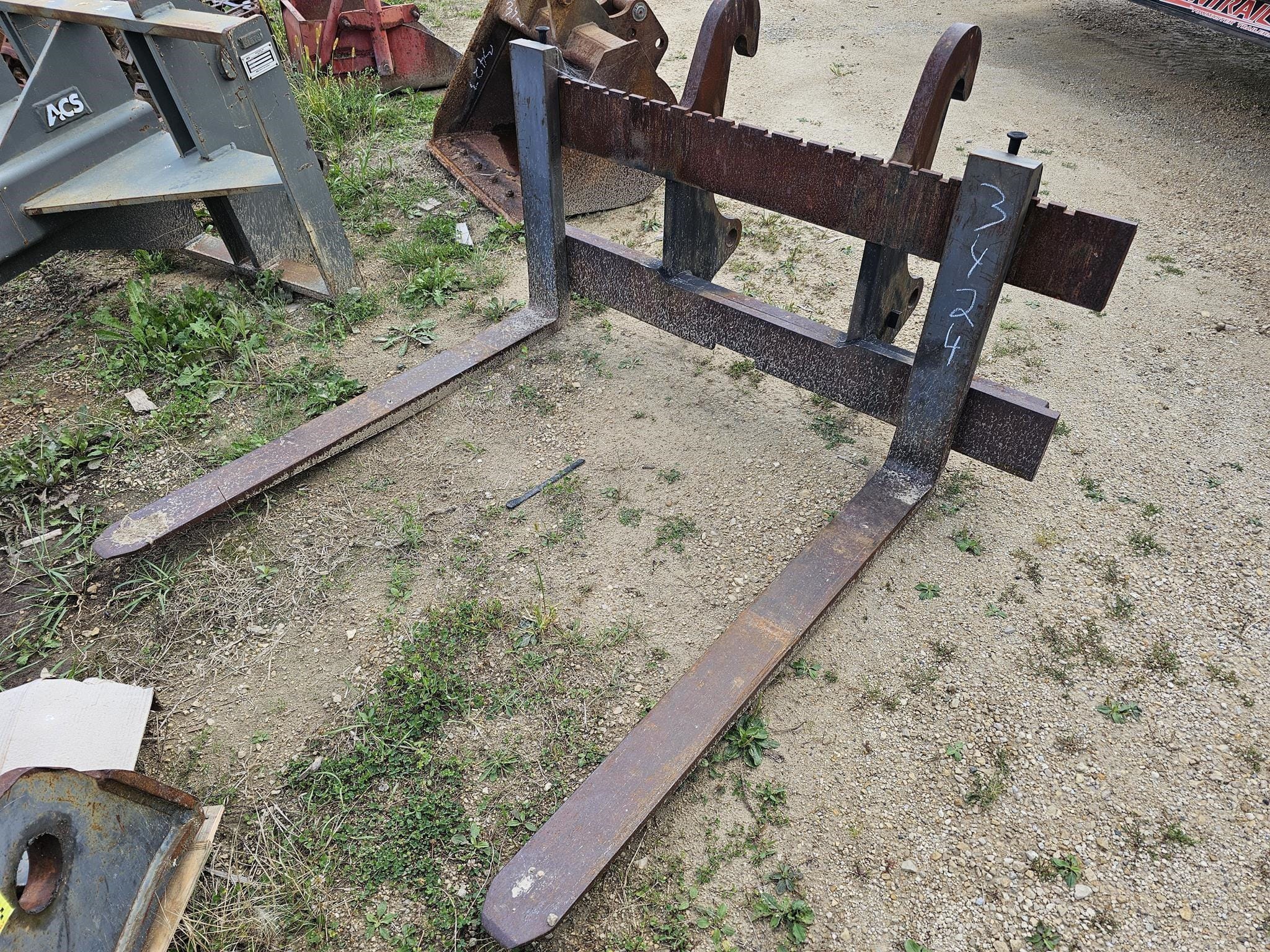 Caterpillar Pallet Forks Equipment Image0