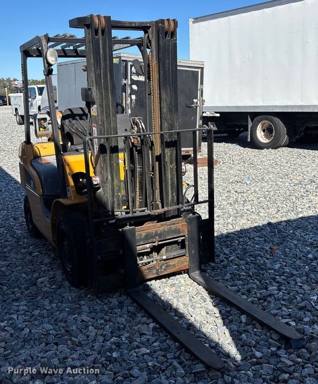 Image of Caterpillar FG25N equipment image 2