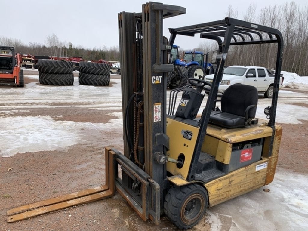 Caterpillar forklift Equipment Image0