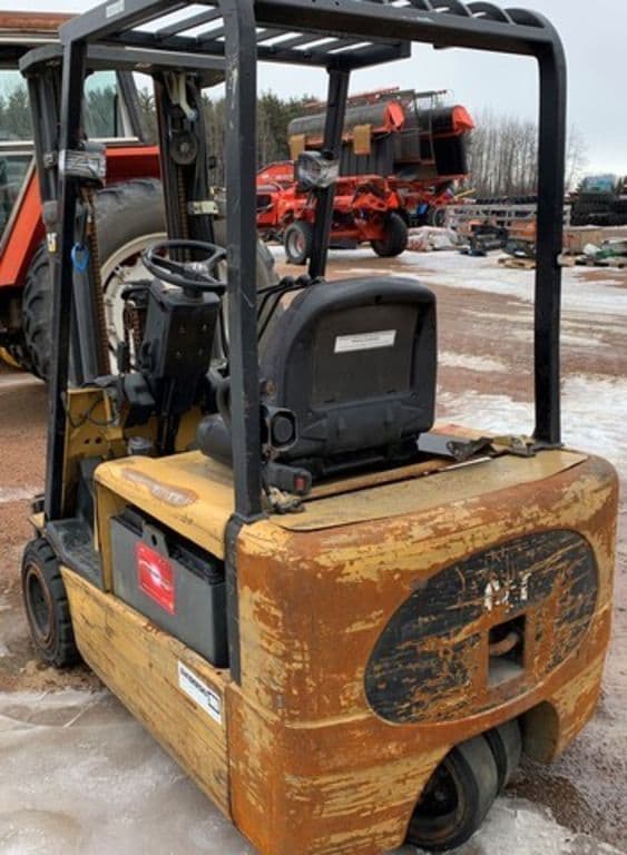 Image of Caterpillar forklift equipment image 3