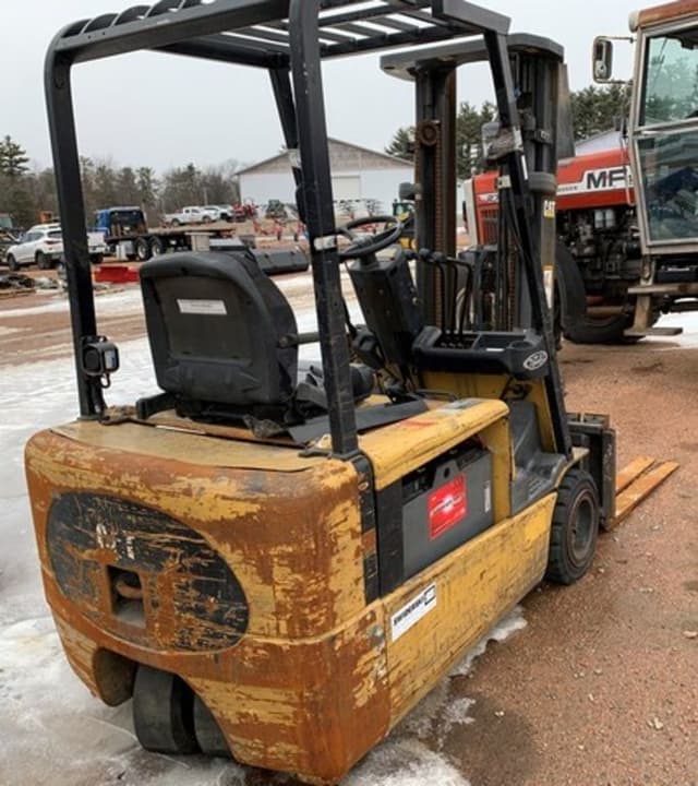 Image of Caterpillar forklift equipment image 2