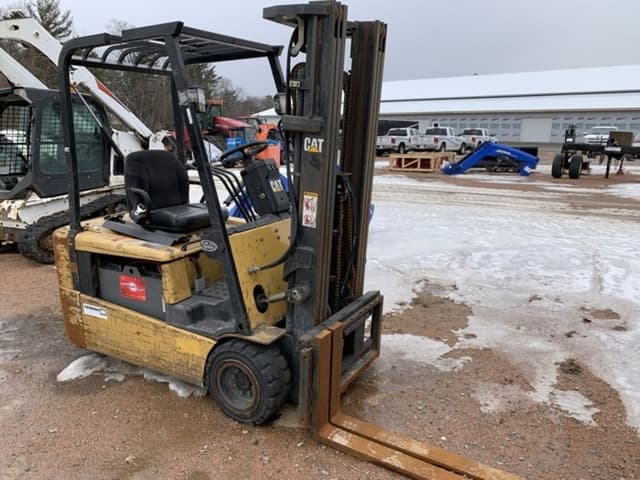 Image of Caterpillar forklift equipment image 1