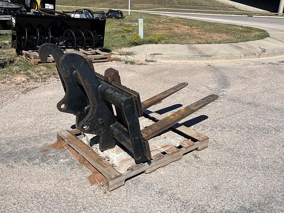 Image of Caterpillar Pallet Forks equipment image 4