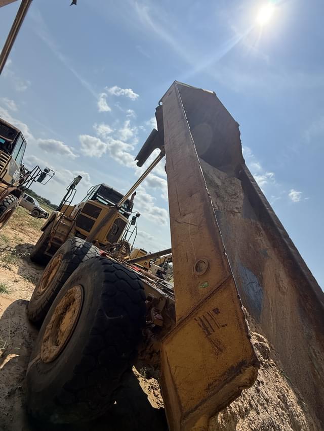 Image of Caterpillar 725C equipment image 2