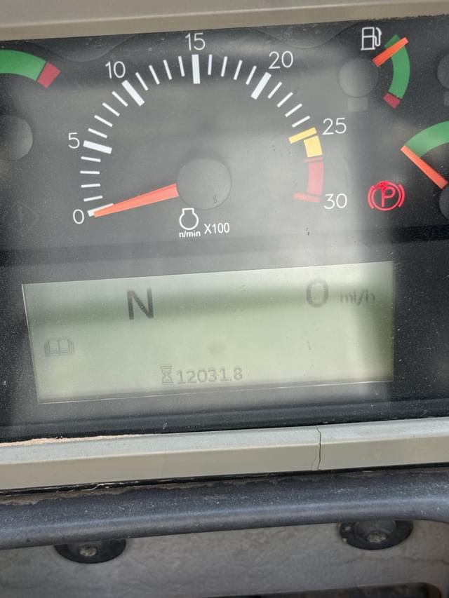 Image of Caterpillar 725C equipment image 4