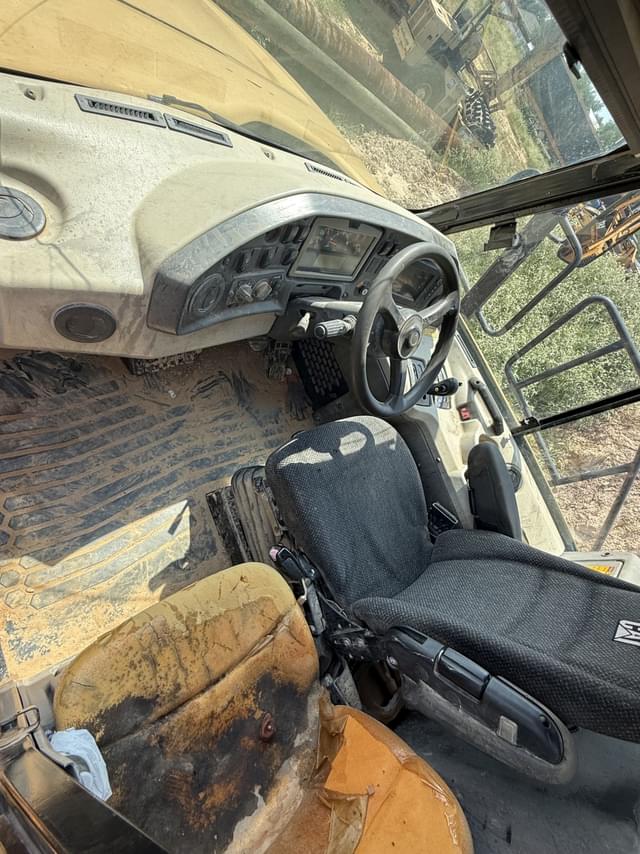 Image of Caterpillar 725C equipment image 3