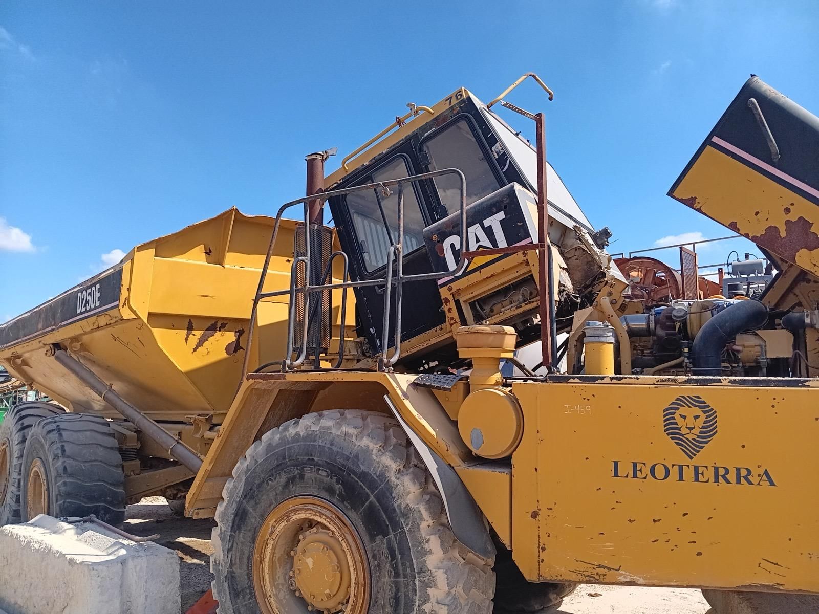 Caterpillar D250E Equipment Image0