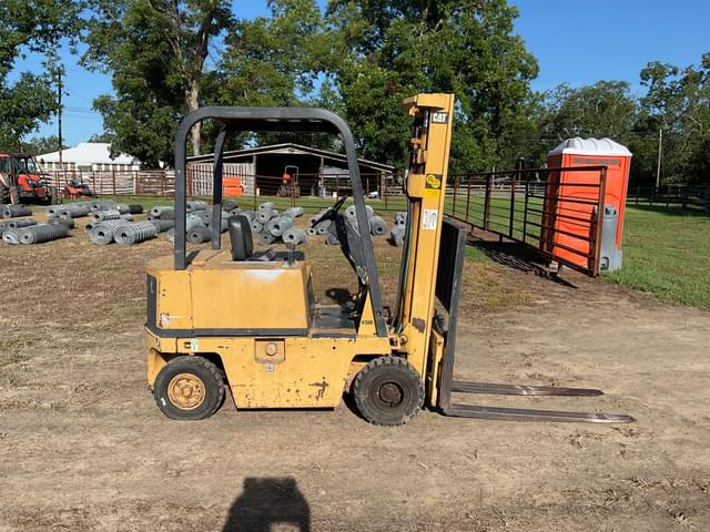 Image of Caterpillar V30D equipment image 3