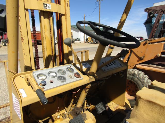 Image of Caterpillar V60B equipment image 3