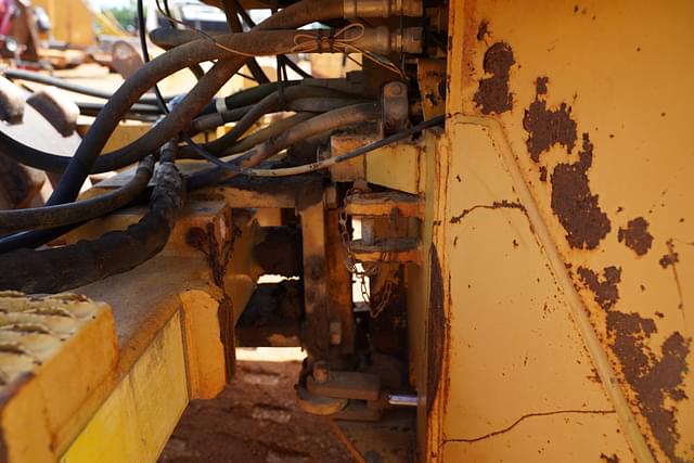 Image of Caterpillar CP-323 equipment image 4