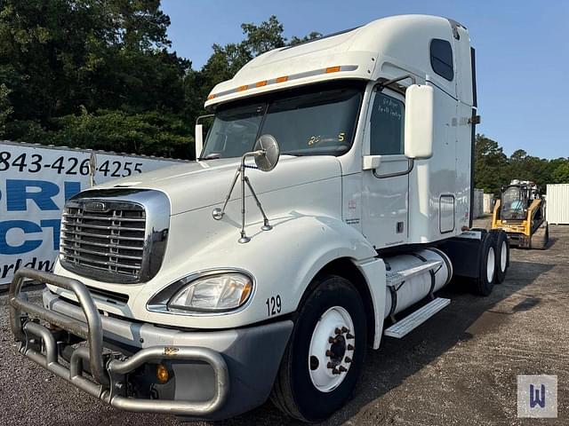 Image of Freightliner Columbia 120 equipment image 1