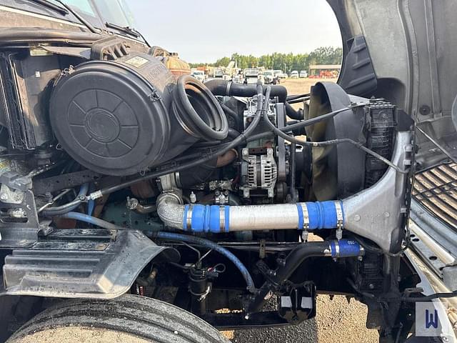 Image of Freightliner Columbia 120 equipment image 3