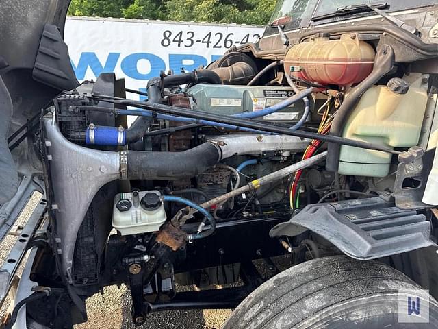 Image of Freightliner Columbia 120 equipment image 2
