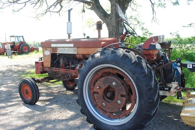 Image of Farmall 560  equipment image 2