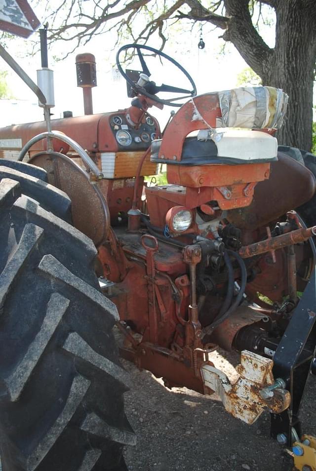 Image of Farmall 560  equipment image 3