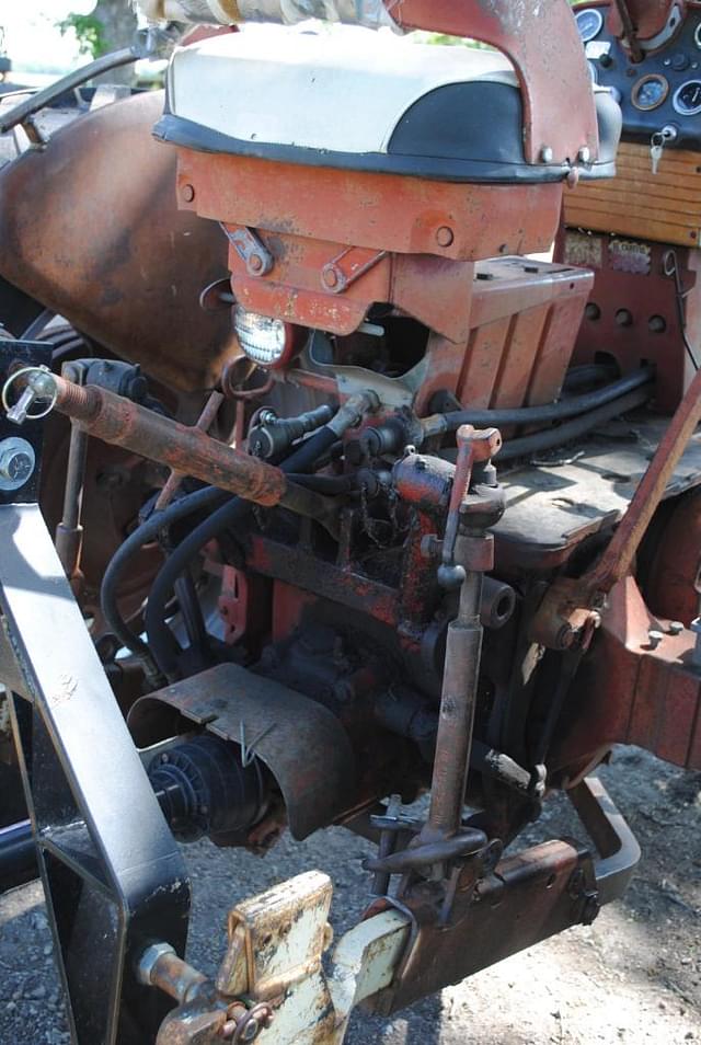 Image of Farmall 560  equipment image 4