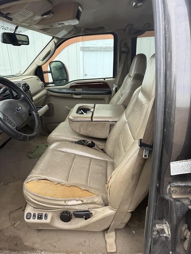 Image of Ford F-350 equipment image 3