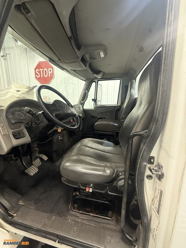 Image of International Workstar 7400 equipment image 4