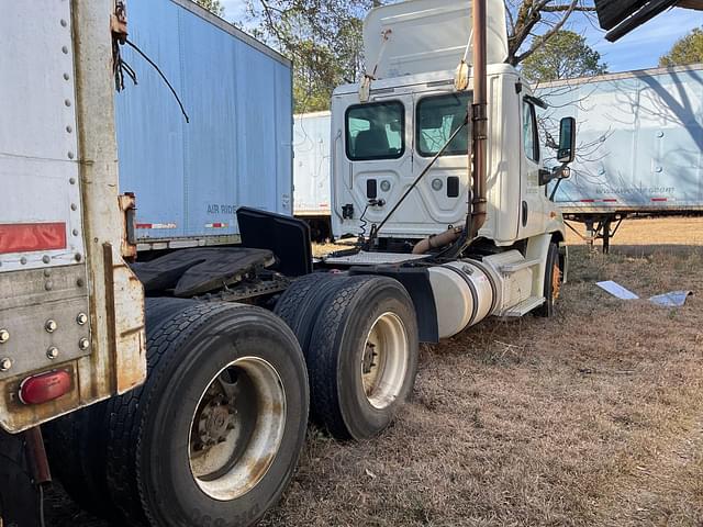 Image of Freightliner Cascadia equipment image 4