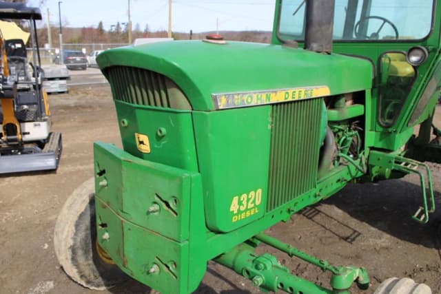 Image of John Deere 4320 equipment image 4