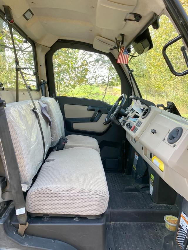 Image of John Deere XUV 835R equipment image 3