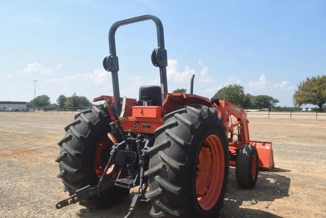 Image of Kubota M6800 equipment image 2