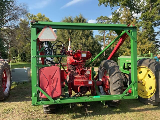 Image of Farmall M equipment image 3