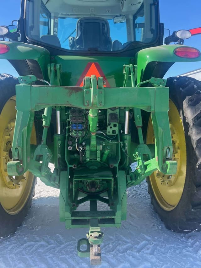 Image of John Deere 8235R equipment image 3