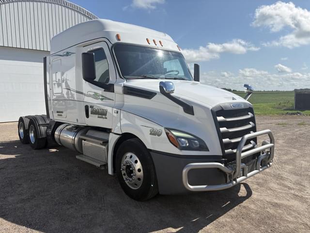 Image of Freightliner Cascadia equipment image 3