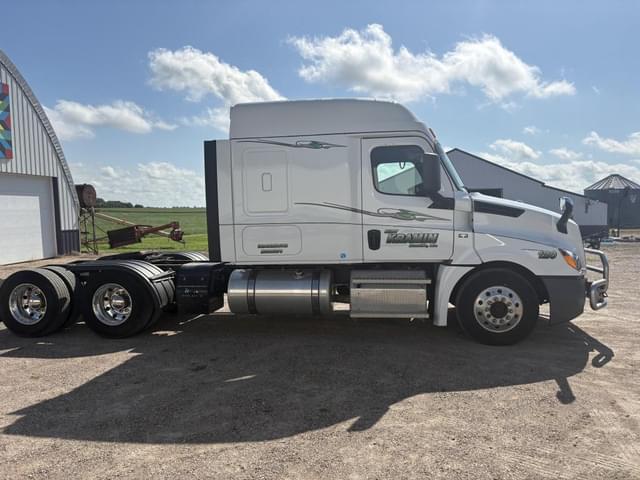 Image of Freightliner Cascadia equipment image 4