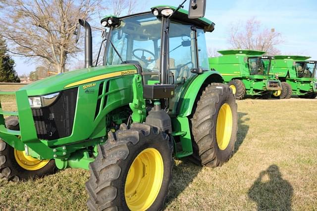 Image of John Deere 5095M equipment image 3