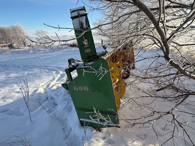 Image of John Deere 686 equipment image 2