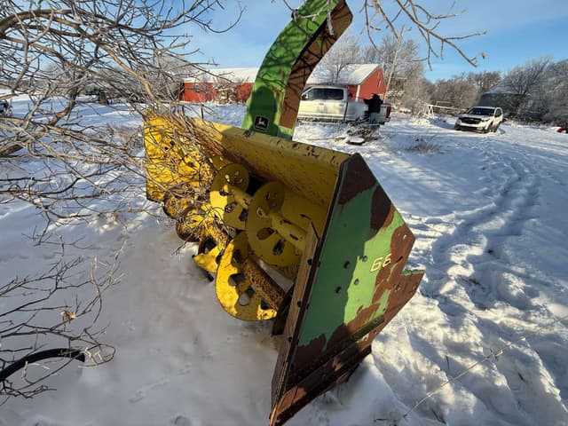 Image of John Deere 686 equipment image 3