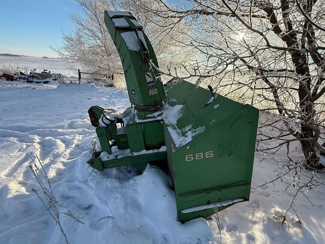 Image of John Deere 686 equipment image 1