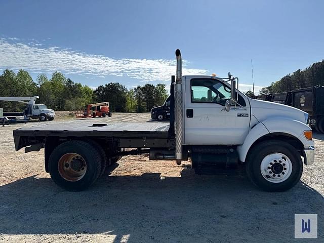 Image of Ford F-750 equipment image 2