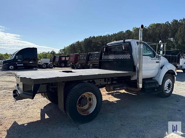 Image of Ford F-750 equipment image 3