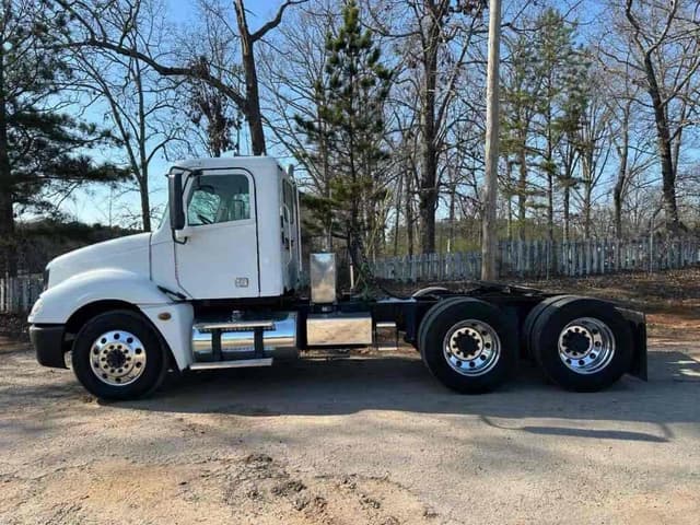 Image of Freightliner Columbia 120 equipment image 4