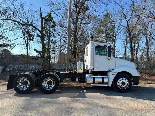 Image of Freightliner Columbia 120 equipment image 1