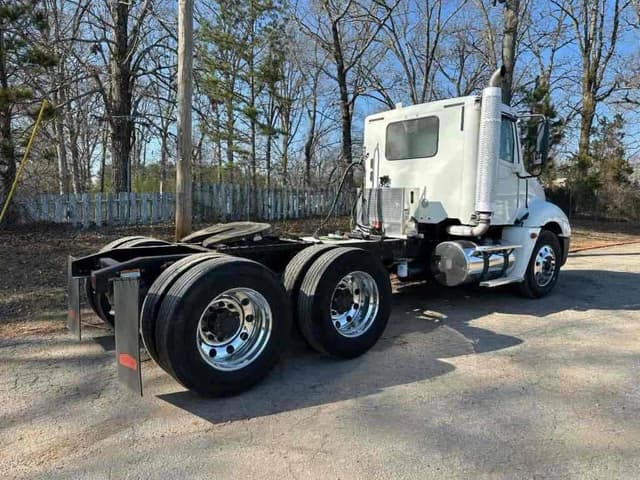 Image of Freightliner Columbia 120 equipment image 2