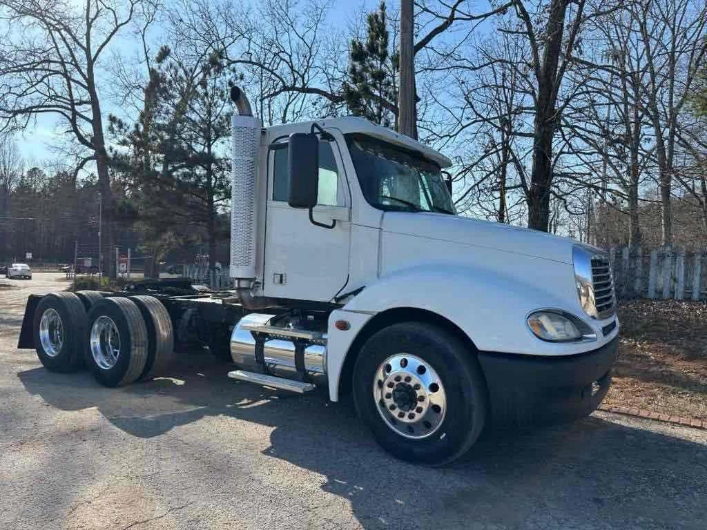 Image of Freightliner Columbia 120 Primary image