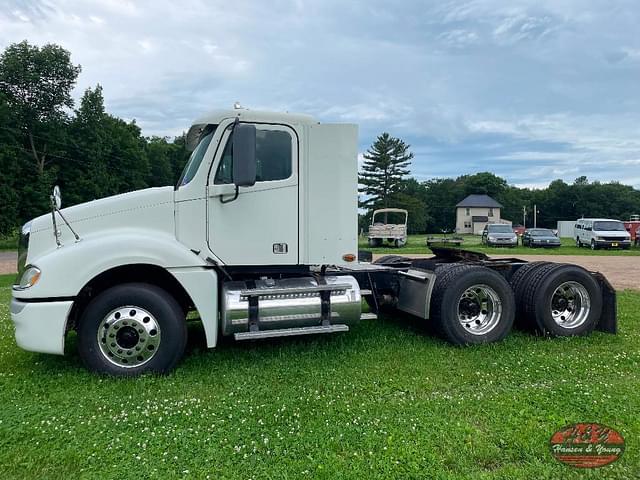 Image of Freightliner Columbia 120 equipment image 1